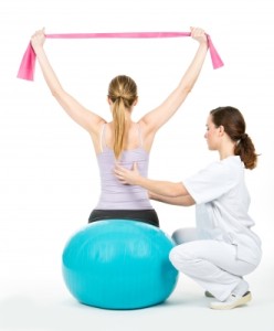 Fyzioterapeut dohlížející na cvičení